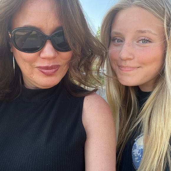 Meet your Posher, Cynthia - Picture 4 of 5